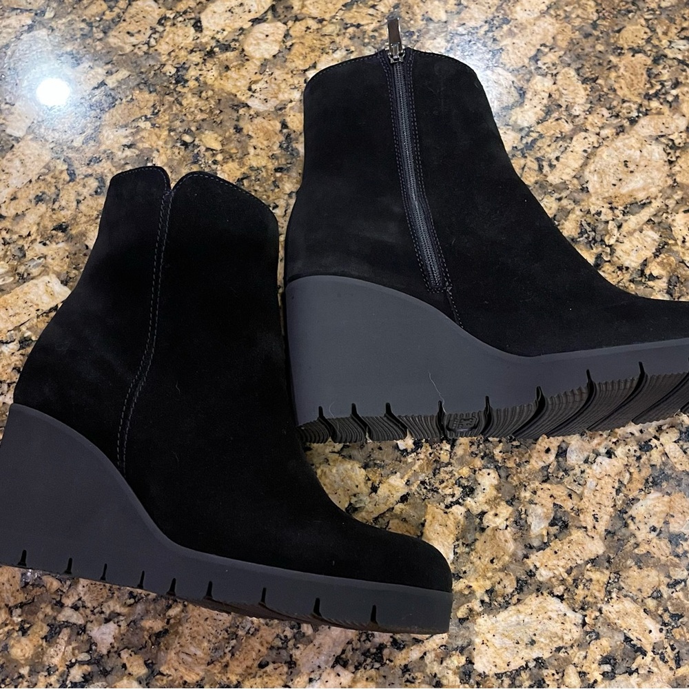 La Canadienne Go Waterproof Suede Bootie Wedge size 9.5